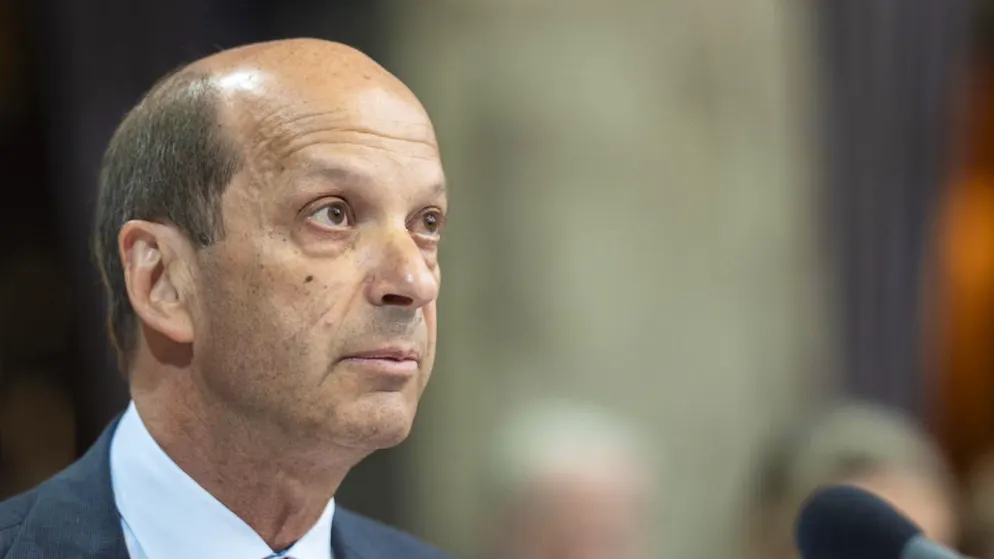 Le sénateur Beat Rieder (Centre/VS) a dans le viseur les objets soumis à la loi sur les armes qui sont achetés sur les plateformes de commerce en ligne (archives).