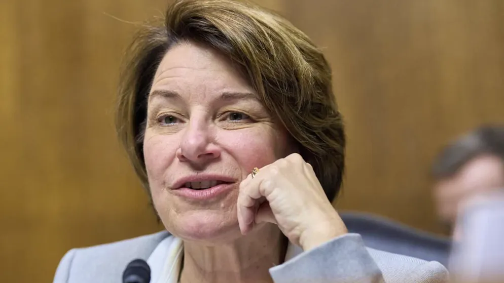 La sénatrice Amy Klobuchar s'était dite dimanche "inquiète pour tous nos responsables politiques" après cette attaque.
"Il y avait un lien avec l'avortement, en raison des groupes" présents sur la liste - dont des cliniques pour IVG selon les médias - retrouvée dans la voiture du suspect".