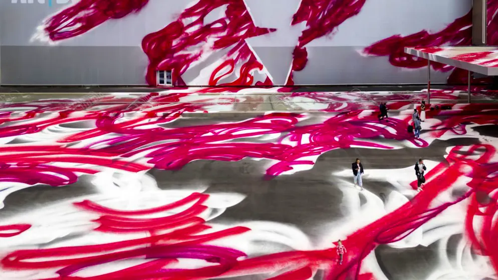 Art Basel démarre cette semaine sur le coude du Rhin: l'artiste allemande Katharina Grosse a transformé la Messeplatz en espace chromatique et immersif.