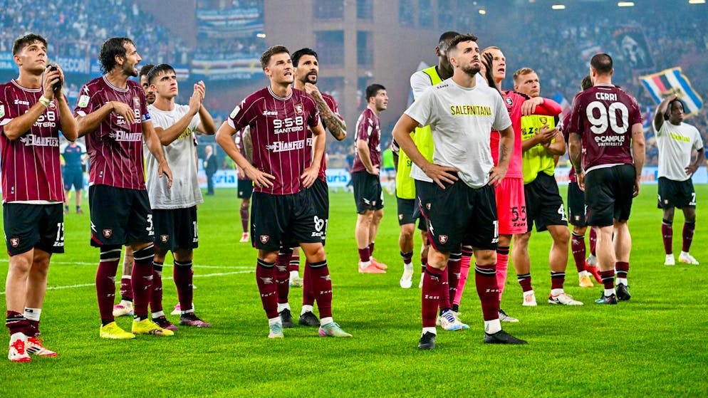 Huit joueurs de la Salernitana ont été hospitalisés pour intoxication alimentaire.