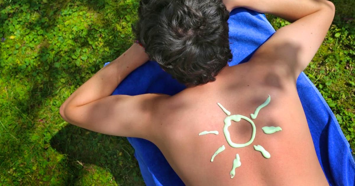 Brutzeln am Strand? Französische Kampagne schockiert mit "Wurst-Methode" zur Hautkrebsprävention