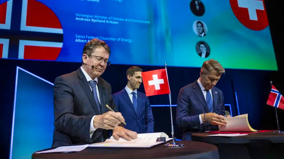 According to Environment Minister Albert Rösti (left), CO2 storage will also be important for Switzerland on the way to the net-zero target. The Federal Councillor traveled to Oslo to discuss an agreement with his Norwegian counterpart Andreas Bjelland Eriksen.