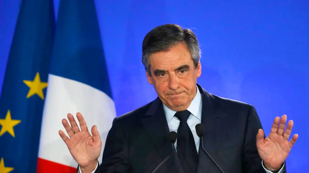L'ancien Premier ministre François Fillon, définitivement coupable dans l'affaire des emplois fictifs de son épouse Penelope, a vu mardi sa peine réduite à quatre ans de prison avec sursis, 375'000 euros d'amende et 5 ans d'inéligibilité.