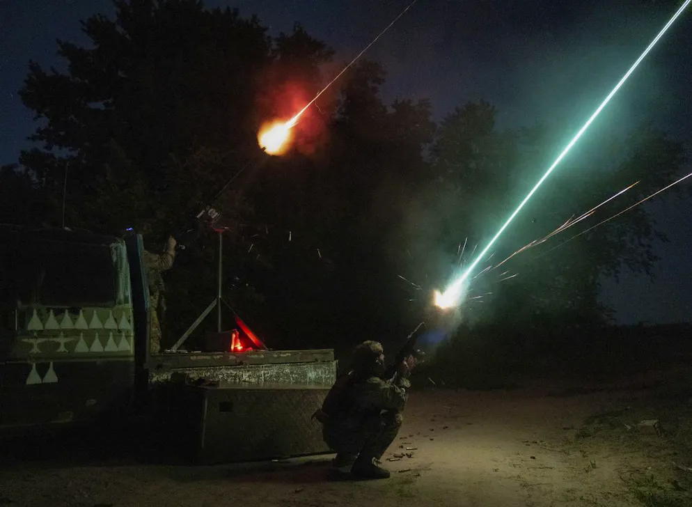 Des volontaires ukrainiens tirent sur des drones au-dessus de Kiev, le 17 juin 2025.