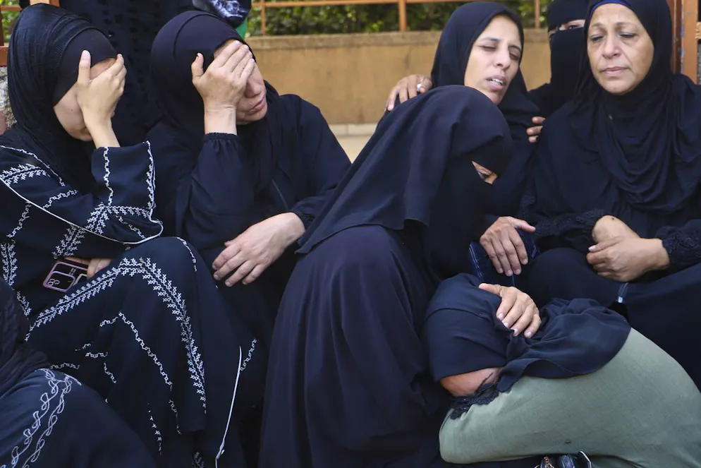 Des femmes palestiniennes pleurent leurs proches tués lors d’une frappe israélienne, à l’hôpital Nasser de Khan Younès, dans le sud de la bande de Gaza, le 17 juin 2025.