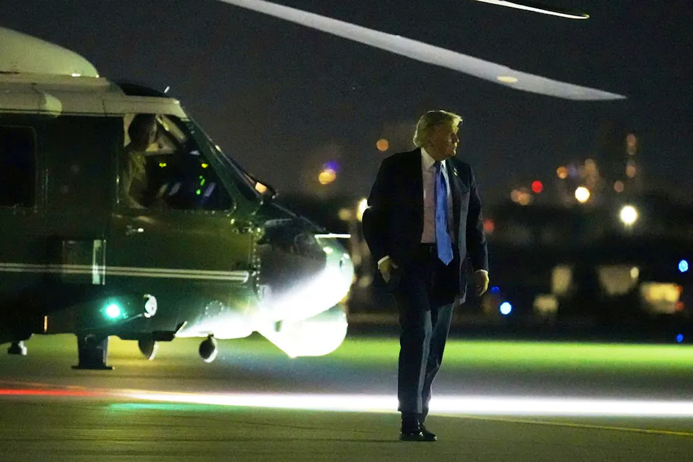 Après avoir quitté prématurément le sommet du G7, le président Donald Trump descend de l’hélicoptère Marine One pour embarquer à bord d’Air Force One à l’aéroport international de Calgary, Canada, le lundi 16 juin 2025.