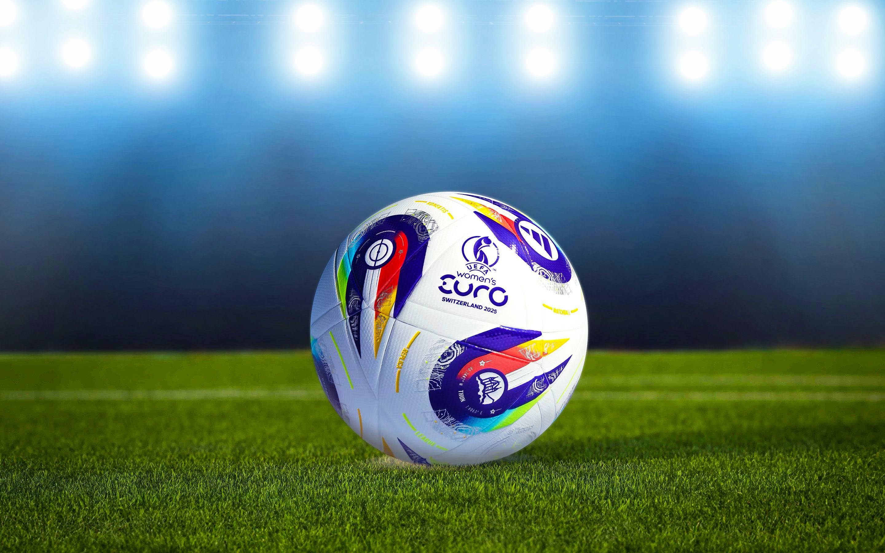 Fussball-EM der Frauen 2025 Ball auf Spielfeld
