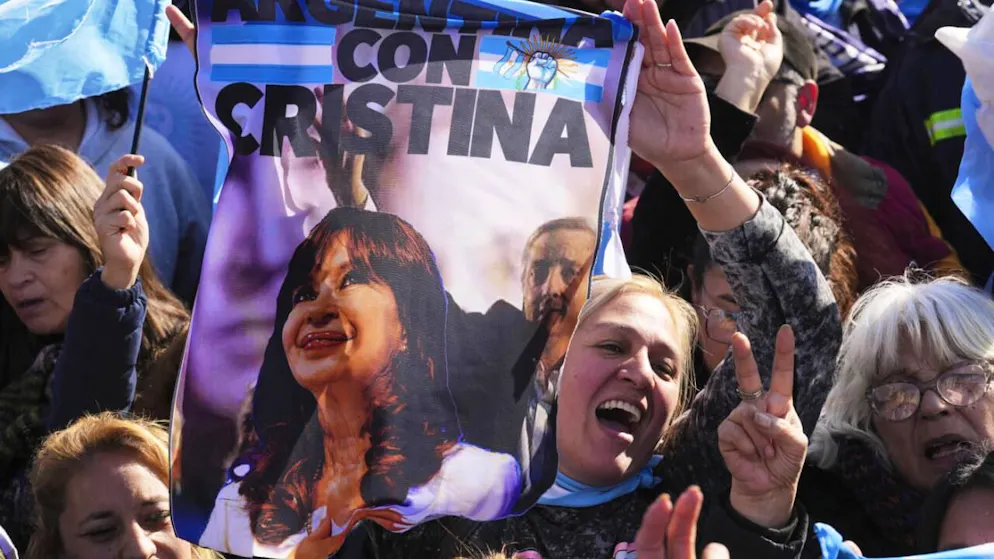 "Argentina con Cristina !" Sous ce mot d'ordre, le Parti justicialiste (péroniste de centre-gauche) héritier du vaste courant politique né dans les années 40, avait appelé à manifester, avec syndicats et mouvements sociaux et organisations de gauche.