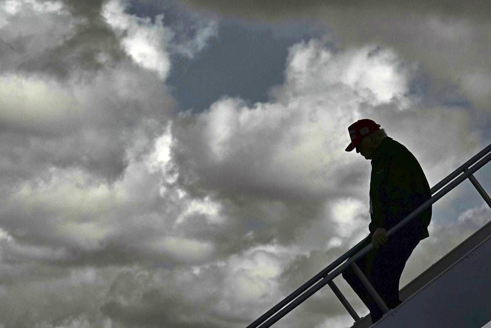 Il presidente Donald Trump scende dall'Air Force One all'arrivo all'aeroporto internazionale di Miami, mercoledì 19 febbraio 2025, a Miami. (Foto via AP)