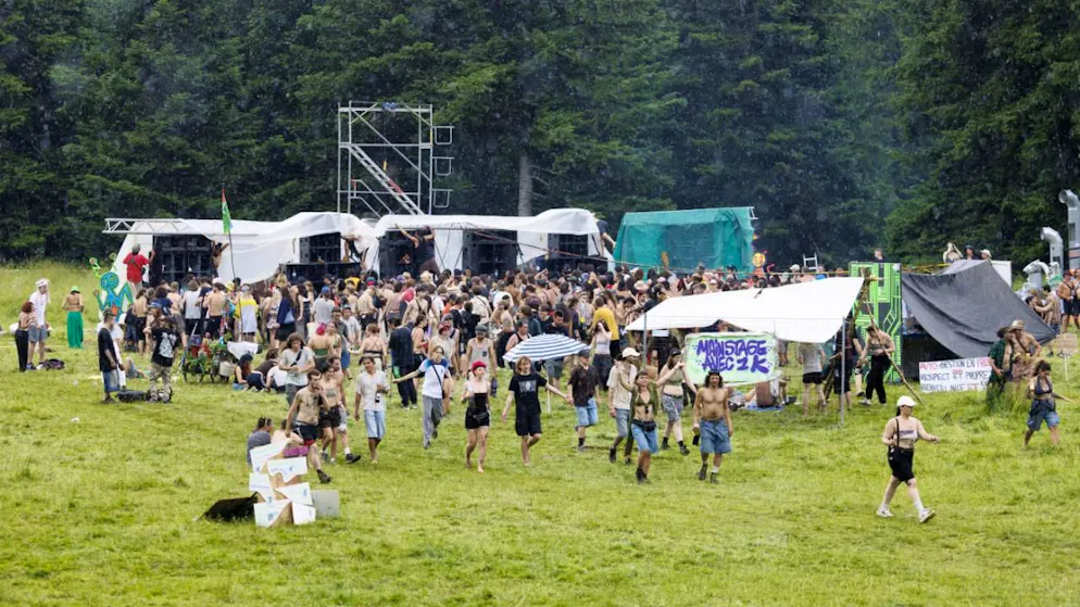 Après la rave party illégale qui a eu lieu samedi à Malleray (BE), la police valaisanne rappelle son intransigeance face aux fêtes sauvages (archives).