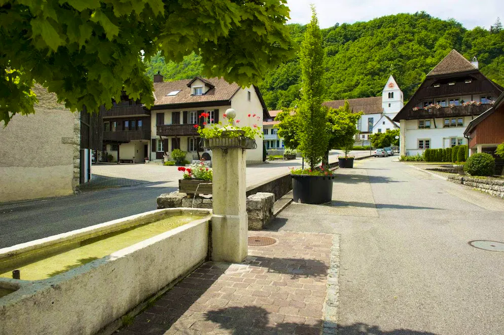A dead woman was found in Egerkingen SO on Tuesday, shortly afterwards two more bodies turned up in Hägendorf.