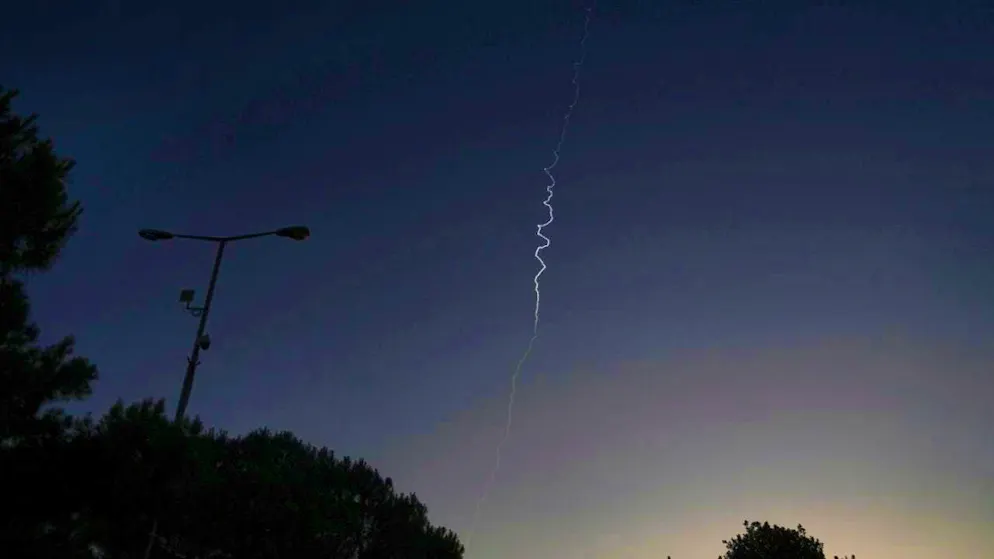 ARCHIVE - A plume of smoke from Israel's Iron Dome air defense system drifts across the sky as it intercepts missiles fired in an Iranian attack over Jerusalem. Photo: Mahmoud Illean/AP/dpa