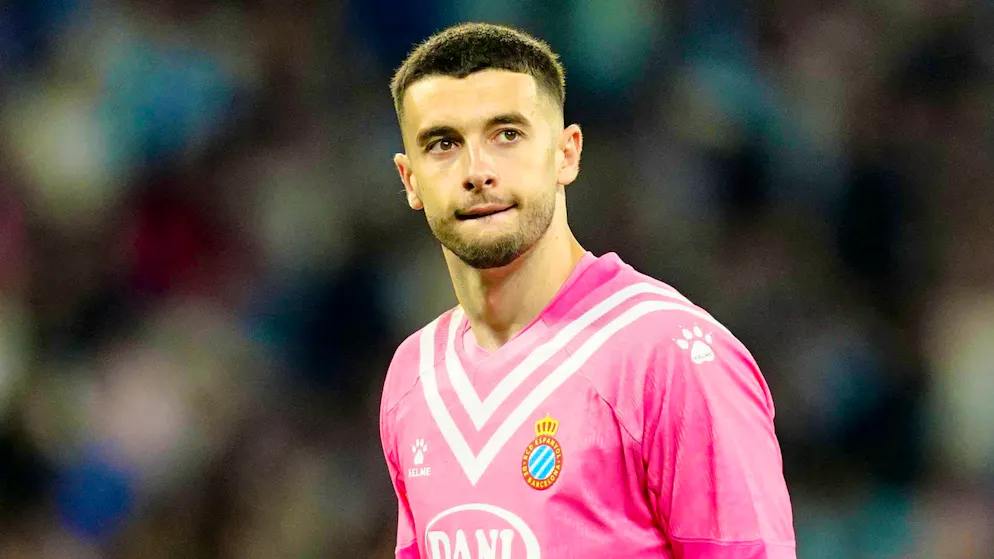Joan Garcia signed a six-year contract with FC Barcelona.