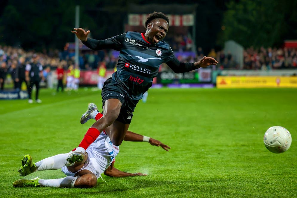 Letzte Saison wurde Josias Lukembila von den Sion-Spielern noch umgegrätscht.