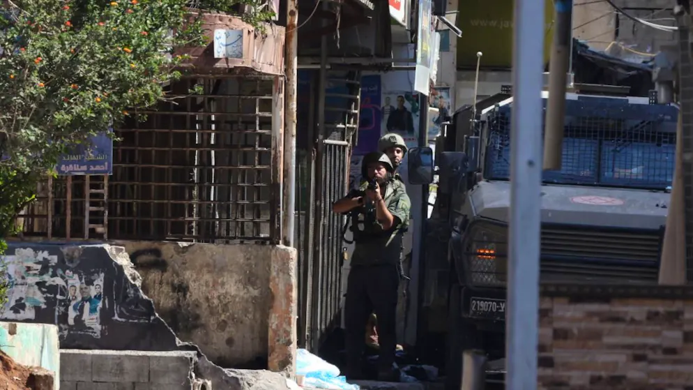 Selon le chef du camp de Balata, "les soldats israéliens font des fouilles, passant de maison en maison et de quartier en quartier, et détruisent ce qui se trouve dans les maisons et agressent physiquement les résidents".