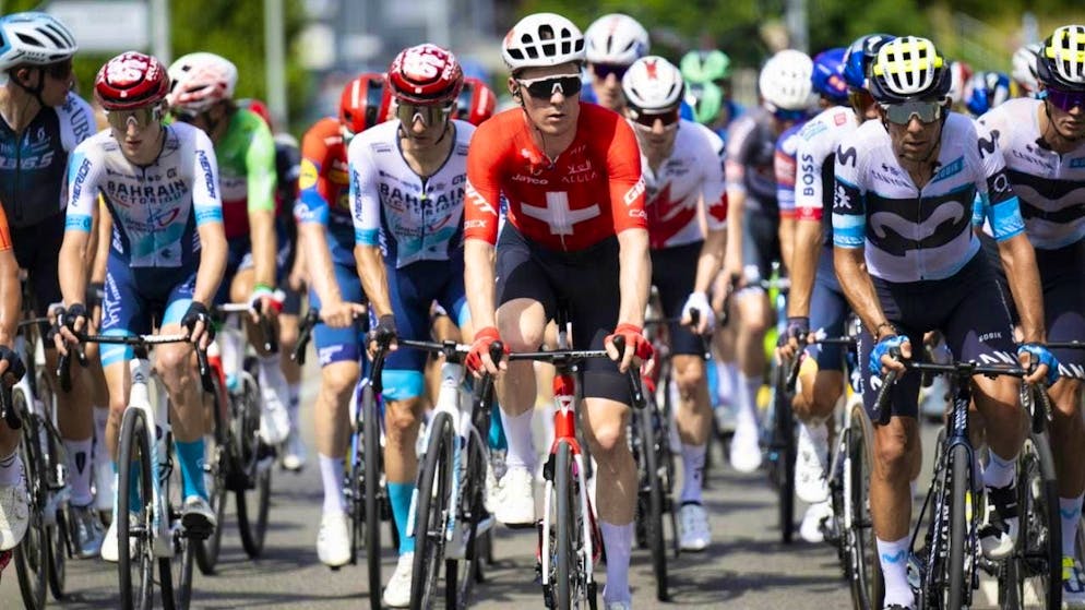 With helmet, but (still) without airbag: Mauro Schmid in the Swiss road champion's jersey