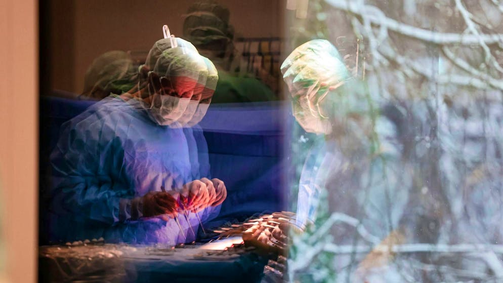“Remarkable Surgery: How a Doctor 11,000 Kilometers Away Saved a Cancer Patient’s Life”