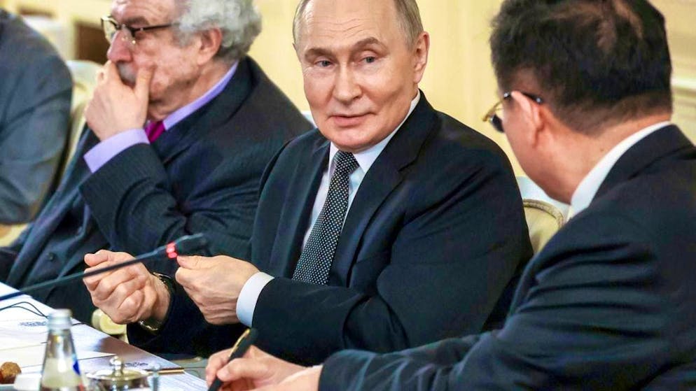 In this photo, which was published by the Russian news agency Sputnik and the Kremlin via AP, Russian President Vladimir Putin speaks during a meeting with representatives of the international news agencies in the latest Rimsky-Korsakov State Conservatory in St. Petersburg, which is the news agency from Xinhua, Fu Hua (R) Rimsky-Korsakov-State Conservatories in the Sidelinin of the International Economic Economy in the Sidelinine of the International Economic Economy. Photo: Vyacheslav Prokofyev/Pool Sputnik Kreml/AP/dpa - Attention: Only for editorial use and only with full attribution of the above loan