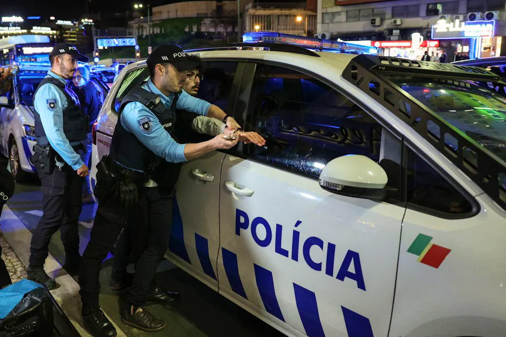 Les médias locaux rapportaient mercredi qu'un des suspects arrêtés est un officier de police et que ce groupe envisageait par exemple d'attaquer le Parlement.