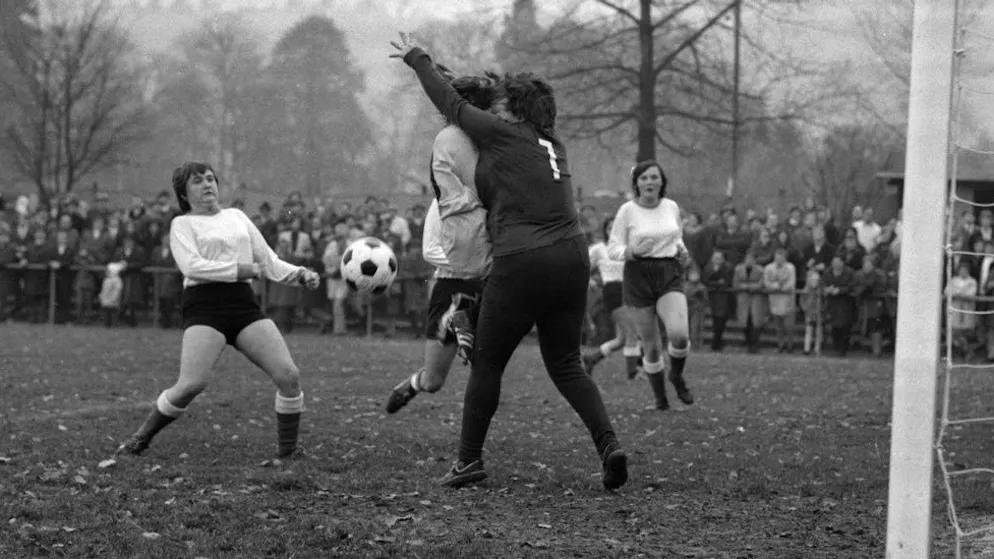 Memories of the first women's international match in 1970. Creepy shirts of B-juniors, two foreigners and a 