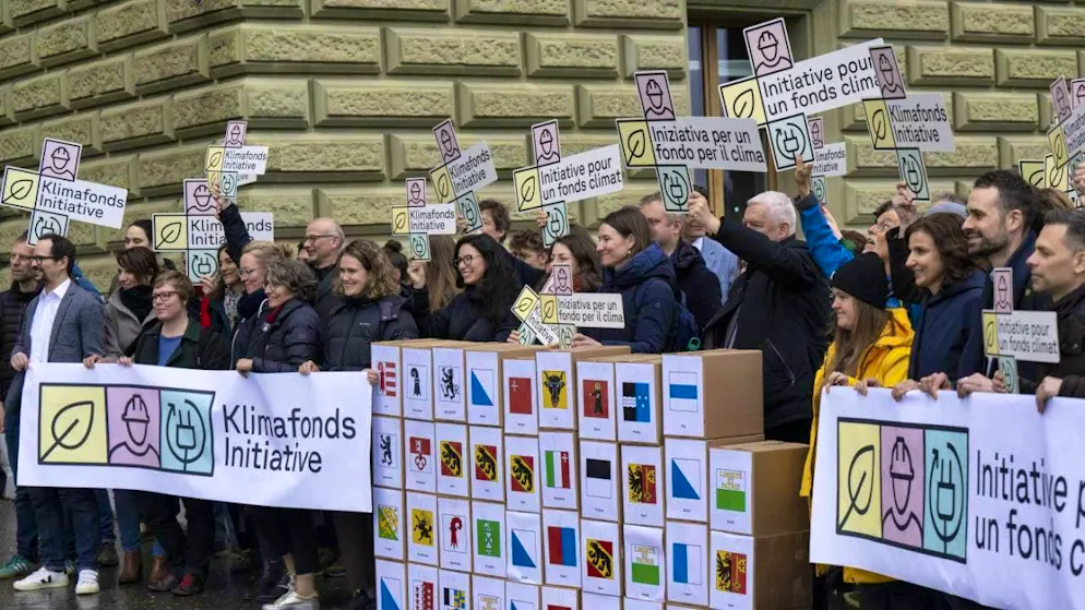 Representatives of the SP and the Greens submit signatures for the climate fund initiative. (archive picture)