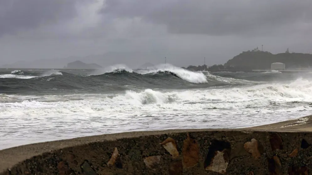 Les vagues frappent le rivage avant l'arrivée de l'ouragan Erick dans la station balnéaire de Salina Cruz à Oaxaca au Mexique jeudi.