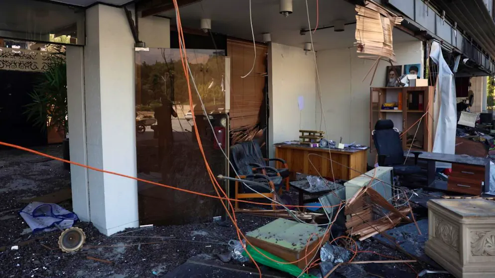 L'edificio danneggiato della TV di Stato iraniana (IRIB) dopo un attacco aereo israeliano a Teheran