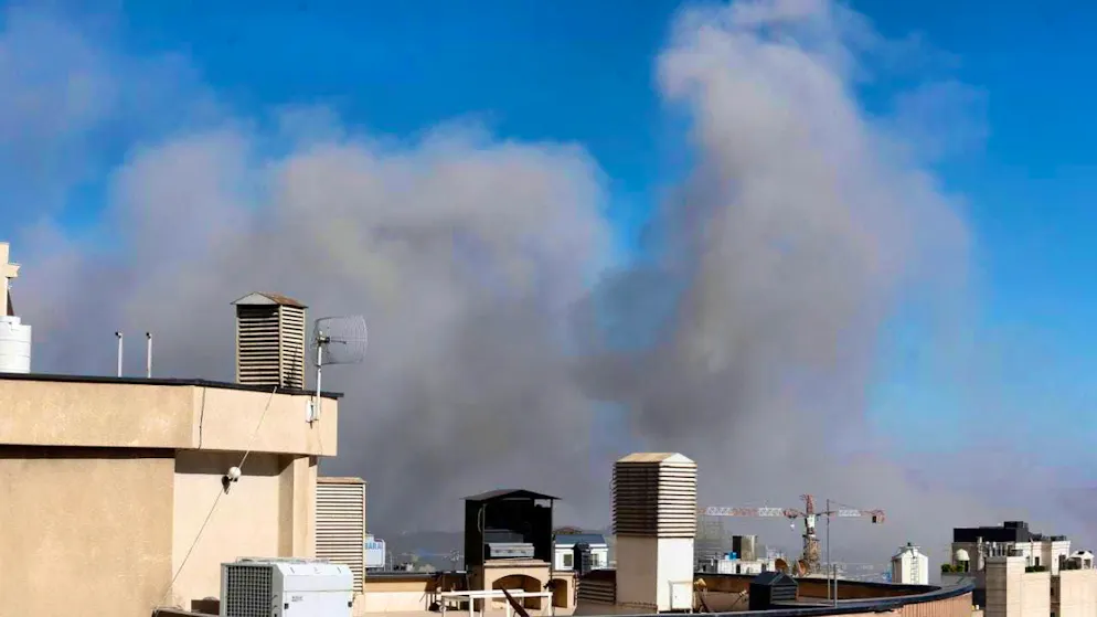 Smoke and fumes rise into the sky in the Iranian capital after an Israeli attack. Israel's air force has flown a new wave of attacks on targets in the Iranian capital Tehran. Photo: Str./dpa
