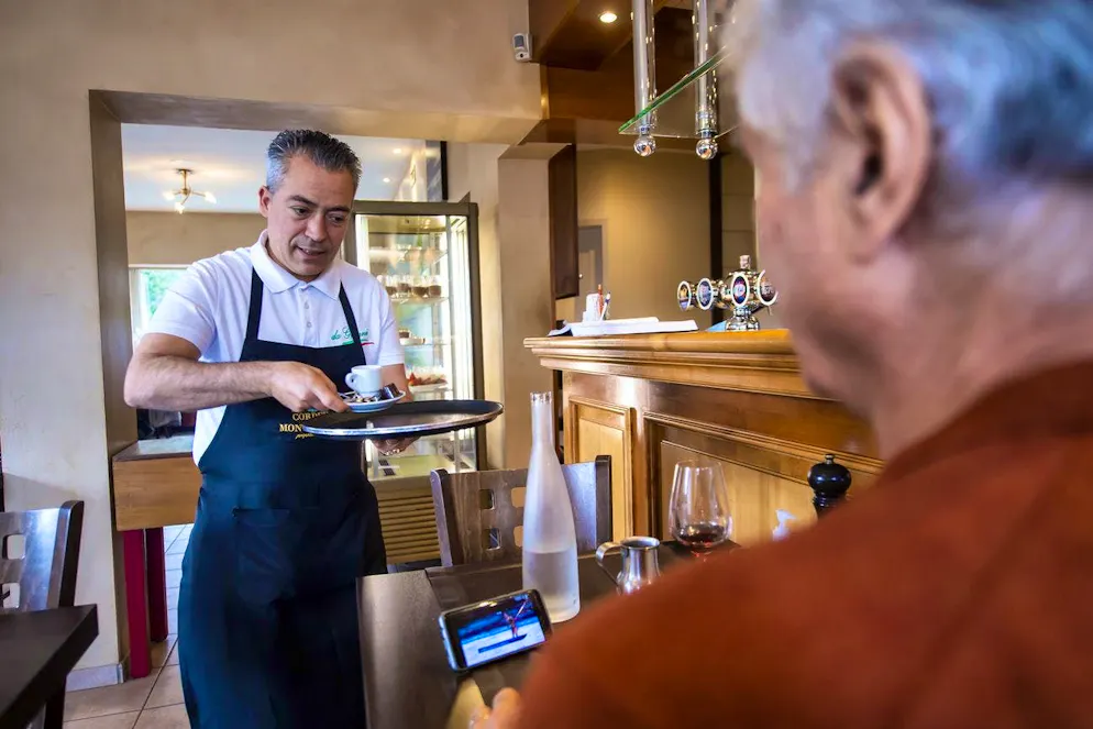 The minimum wage of CHF 24.48 per hour for restaurant employees in the canton of Geneva is considered the highest minimum wage in the world.