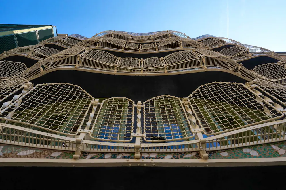 La Casa Batlló a ouvert sa cour privée et sa façade arrière après des travaux de réhabilitation. Des architectes, des historiens et des artisans ont restauré l'aspect original de la maison à l'occasion du 20e anniversaire de l'inscription de la Casa Batlló au patrimoine mondial de l'UNESCO