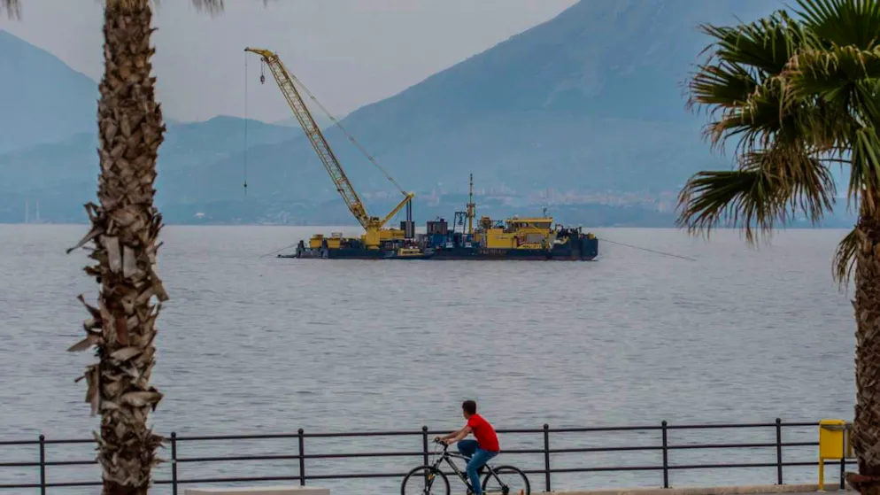 La barge flottante surveille la mer au large de Porticello, près de Palerme, en Sicile, où le superyacht britannique Bayesian a coulé le 19 août 2024, tandis que les opérations de récupération ont commencé début mai.
