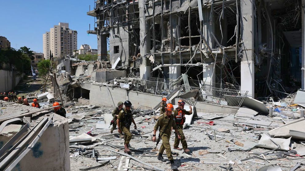 Israelische Notfallkräfte in einer Wohngegend in Ramat Gan im Zentrum von Israel, wo am Donnerstag ein iranischer Flugkörper einschlug. 