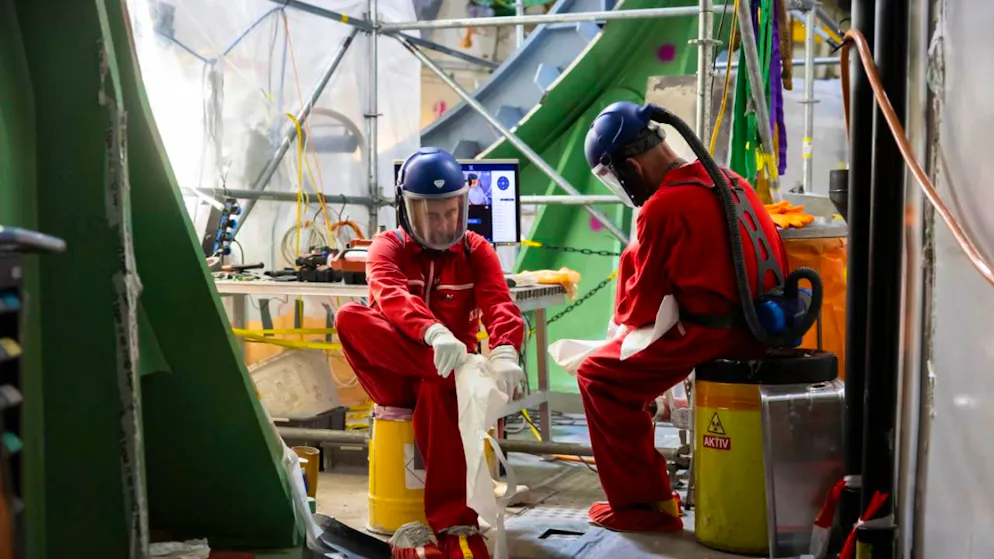 Le démantèlement de la centrale de Mühleberg à mi-parcours - Gallery. Pour certains travaux de déconstruction, les collaborateurs doivent porter des vêtements de protection.