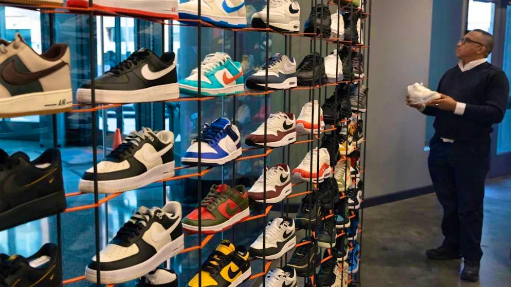 Many Swiss consumers continue to buy US products, such as sneakers from Nike. (archive picture)