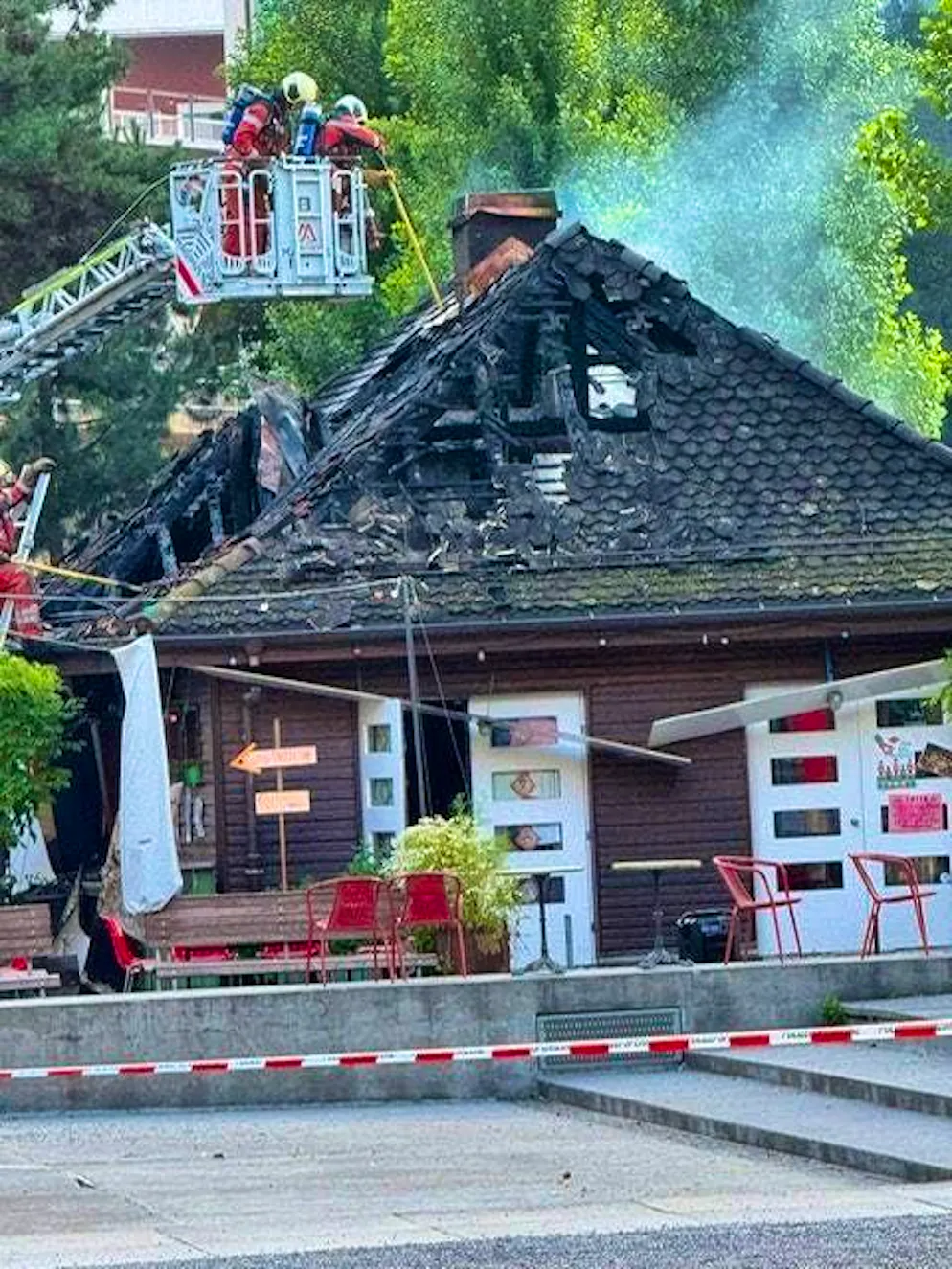 Kiosk fire Josefwiese. The fire-fighting work is still ongoing after daybreak.