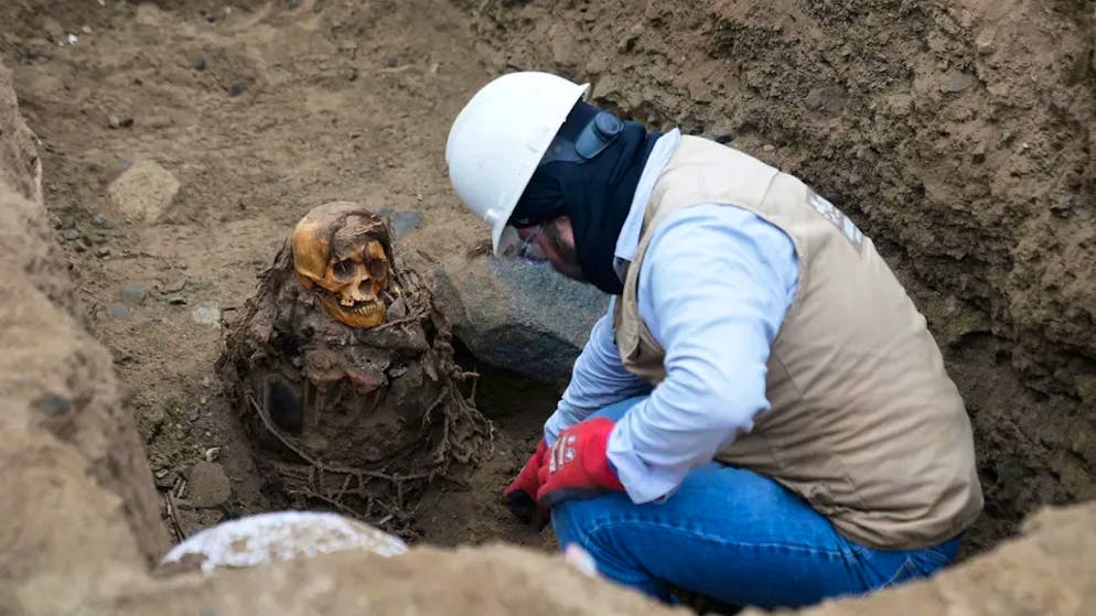 Sitzend mit braunen Haaren. Arbeiter entdecken 1000 Jahre alte Mumie in Peru