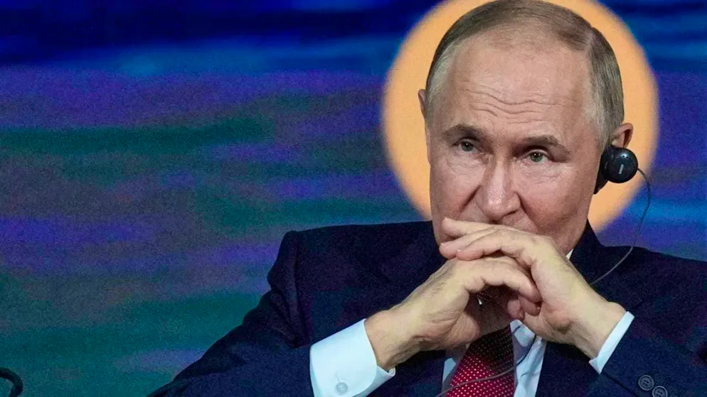 HANDOUT - Russian President Vladimir Putin takes part in a plenary session of the International Economic Forum. Photo: Dmitry Lovetsky/AP/dpa