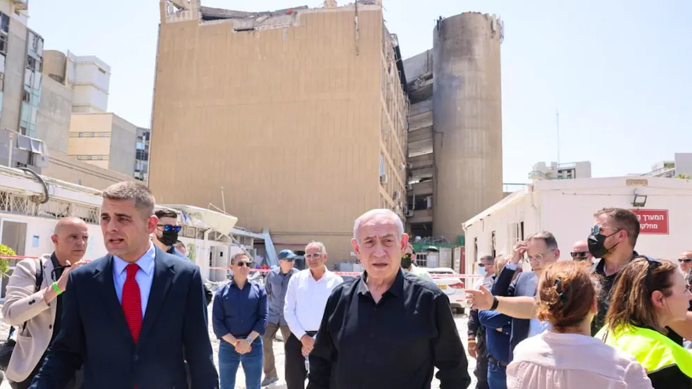 Il primo ministro israeliano Benjamin Netanyahu visita il complesso ospedaliero Soroka, colpito ieri da un missile sparato dall'Iran, a Beer Sheva