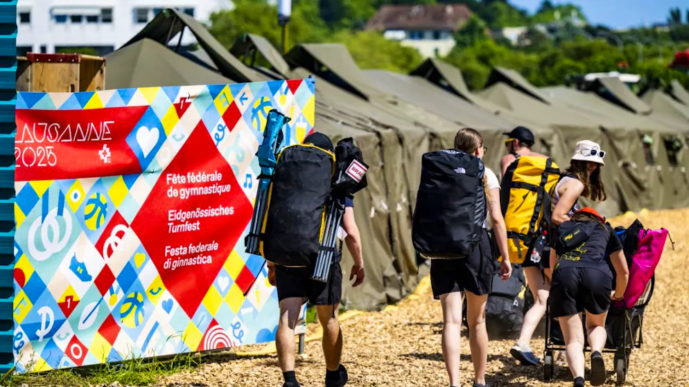 Lausanne 2025: un dernier week-end de folie pour les trois campings - Gallery. Des gymnastes de Winterthour transportent une tente dans le camping sud de la Bourdonnette avant le deuxième week-end de la 77e Fête fédérale de gymnastique Lausanne 2025.
