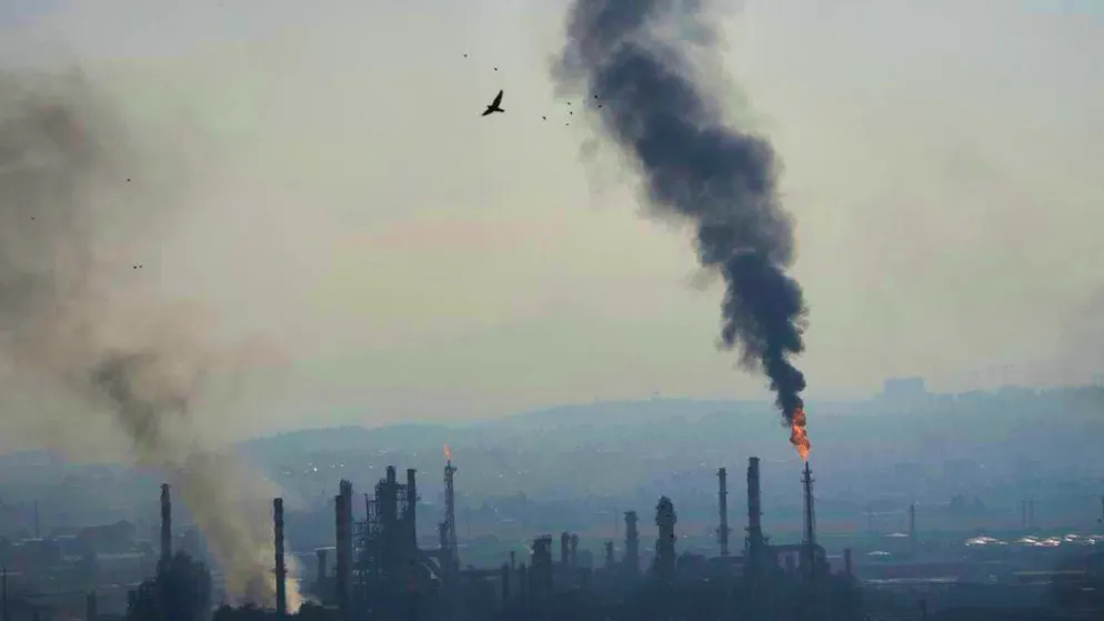 ARCHIVE - Smoke rises after an Iranian missile hits an oil refinery. Photo: Ariel Schalit/AP/dpa
