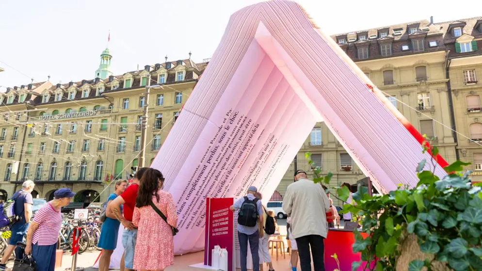 Il gigantesco libro istallato alla Bahnhofplatz di Berna dall'Organizzazione svizzera d'aiuto ai rifugiati (OSAR).