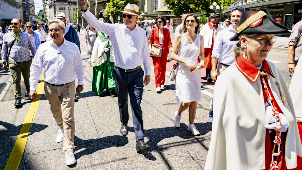 Fête fédérale de gymnastique: cortège et flonflons à Lausanne - Gallery. Le conseiller fédéral Martin Pfister a défilé samedi dans les rues de Lausanne en compagnie des autorités et de la présidente du Conseil national Maria Riniker pendant le cortège lors de la Fête fédérale de gymnastique.