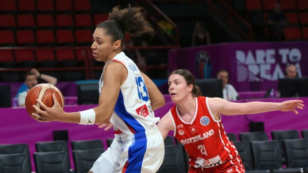 Nancy Fora (right) and Switzerland could not face France.
