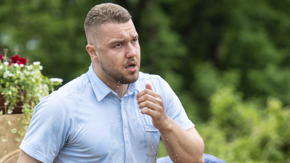 Der 2-Meter-Hüne wiegt 125 Kilo. Spitzenschwinger Walther nimmt täglich 5000 Kilokalorien zu sich