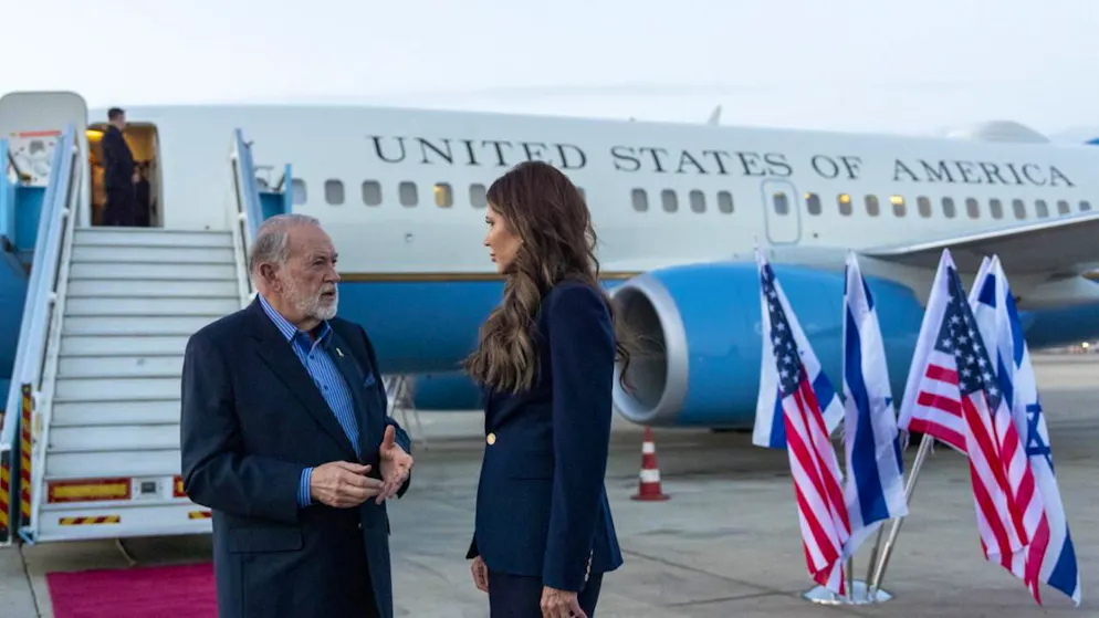 L'ambassadeur américain en Israël Mike Huckabee (à g.) a annoncé que les Etats-Unis avaient commencé samedi l'évacuation volontaire de leurs ressortissants d'Israël. (Photo d'archives)