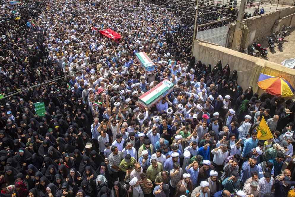 Des personnes en deuil transportent les cercueils recouverts d'un drapeau de Nasser Jamilpour, au premier plan, et Esmael Shakeri, deux membres des Gardiens de la révolution iranienne, tués lors de frappes israéliennes, après la cérémonie de prière du vendredi dans la ville de Qom, en Iran, le vendredi 20 juin 2025. (AP Photo/Ahmad Zohrabi, ISNA).Iran Israël Proche-Orient Guerres