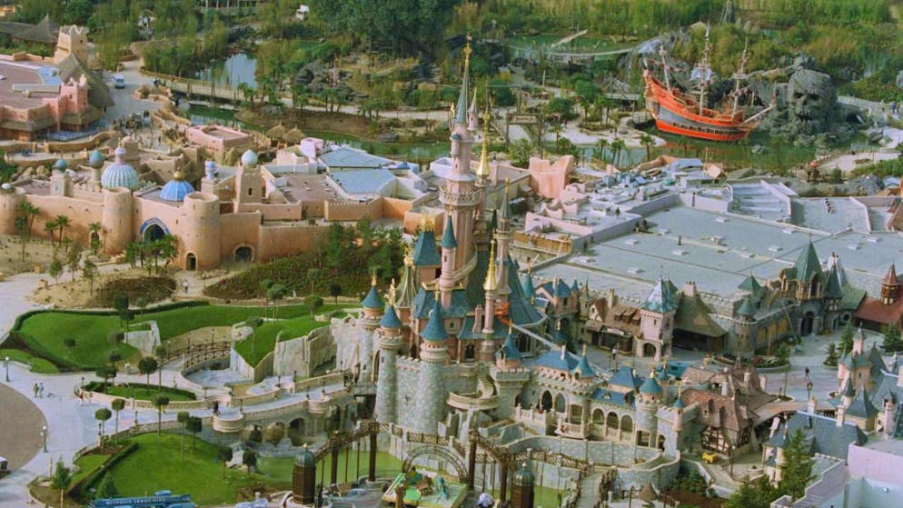 Sotto inchiesta. Affitta Disneyland Paris per le nozze ma la moglie ha 9 anni