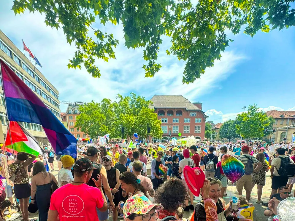 By around 1 p.m. on Saturday afternoon, thousands of people are already gathering at Helvetiaplatz.