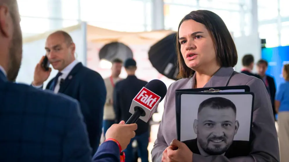La cheffe de l'opposition bélarusse Svetlana Tikhanovskaïa tient le portrait de son mari Sergueï Tikhanovski (archives).