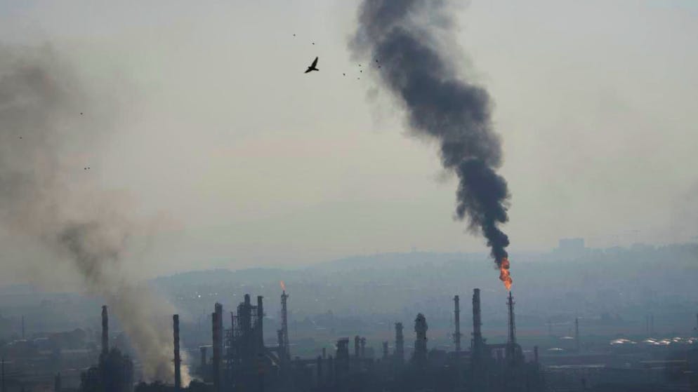 Rauch steigt nach dem Einschlag einer iranischen Rakete in einer Ölraffinerie hoch.